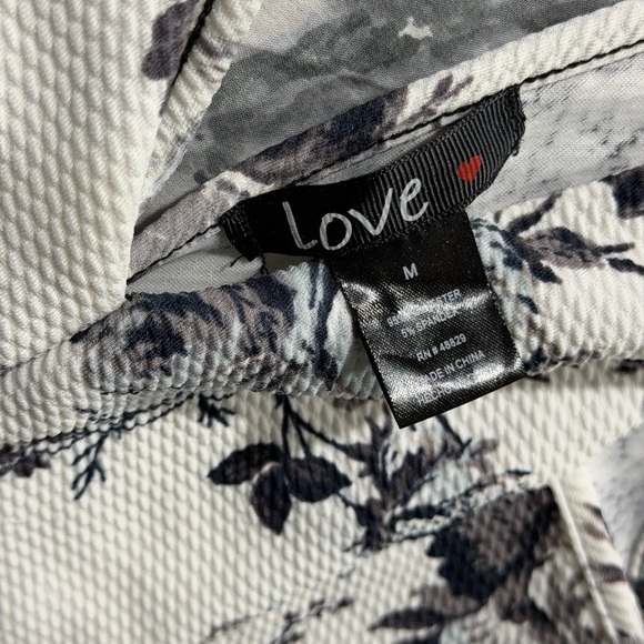 Love Black & White Floral V-Neck Cropped Tank - Picture 4 of 6